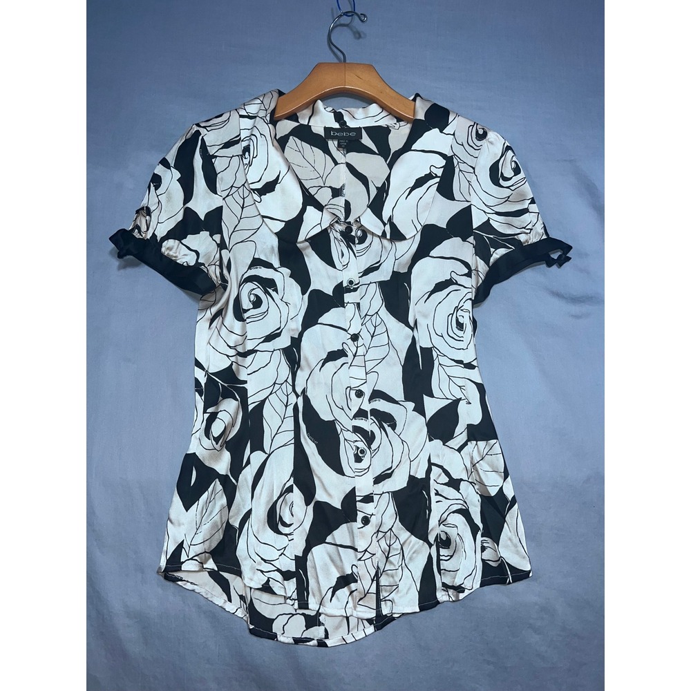 Bebe Black White Rose Floral Satin Blouse Peter Pan Collar XS Short Sleeve Bow